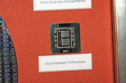 Solange der Athlon 64 X2 über Pentium D dominierte, zählte für AMD nur Leistung. Bei überlegenen Core 2 Quad verhöhnte man den Multi-Chip-Aufbau dann als 'unechte Quadcores' und riet, auf Phenom zu warten. Jahre später wiederholte sich das Spiel mit umgekehrten Vorzeichen, als Intel AMDs Epyc-Prozessoren als 'zusammengeklebt' diffamierte.