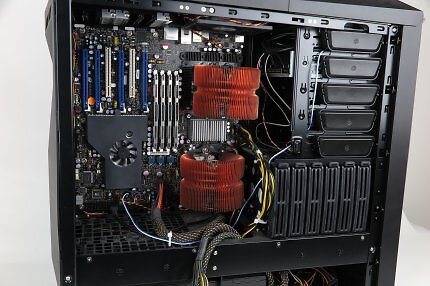 Nachtreten, wenn jemand schon am Boden liegt: AMD stellte das 'FASN8'-Upgrade für Quad-FX nicht mehr rechtzeitig fertig. Intel veröffentlichte trotzdem den Konter 'Skulltrail' mit zwei Core 2 Quad in einem System - nur um zu zeigen, dass man es kann.