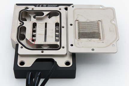 The cooling structure in Thermal Grizzly's Delta Mate MPII is surprisingly small and coarse. At the marked point, the water inlet and outlet come within 2 mm of each other.
