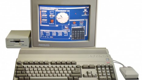 Escom kauft Commodore-Reste, ILOVEYOU geht um und Intel stellt 3D-Transistoren vor (PCGH Retro, 04. Mai)