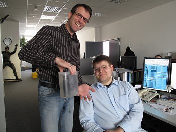 X79-Mainboard mit Knarre, Grafikchips in Reihenschaltung, gefrorene Lüfter und ein überdimensioniertes Sexspielzeug - Die PCGH-Woche in Bildern