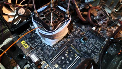 EVGA Z390 Dark mit Core i9-9900K: OC-Rekord im Cinebench R15 mit 7,0 GHz