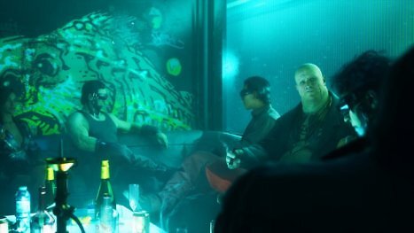 No Law: Neon Giant bleibt dem Cyberpunk treu - wechselt jedoch die Perspektive