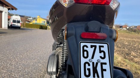 Geld- oder Freiheitsstrafe droht: E-Scooter-Besitzer müssen ab März auf ihr Kennzeichen achten
