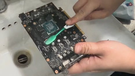 Geforce RTX 4060 nach Hausbrand gerettet: Zahnbürste und Leitungswasser zur Reparatur