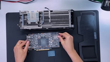 Radeon RX 9070 XT: Video zeigt GPU-Reparatur nach Schaden durch schweren Kühler