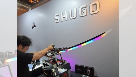 "Shugo": Corsair baut auf der Computex einen PC in ein leuchtendes Samurai-Schwert hinein