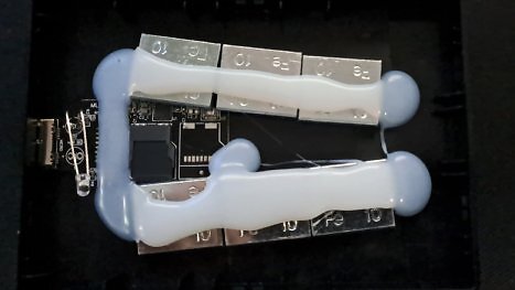 Fake-SSD mit 16 TiB: Im Gehäuse stecken Gewichte und eine microSD-Karte