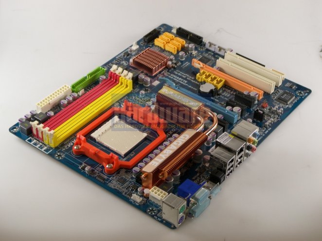 Unterstützt bereits den Phenom II: Gigabyte MA790GP-DS4H (Chipsatz: 790GX, Bild: PCGH)