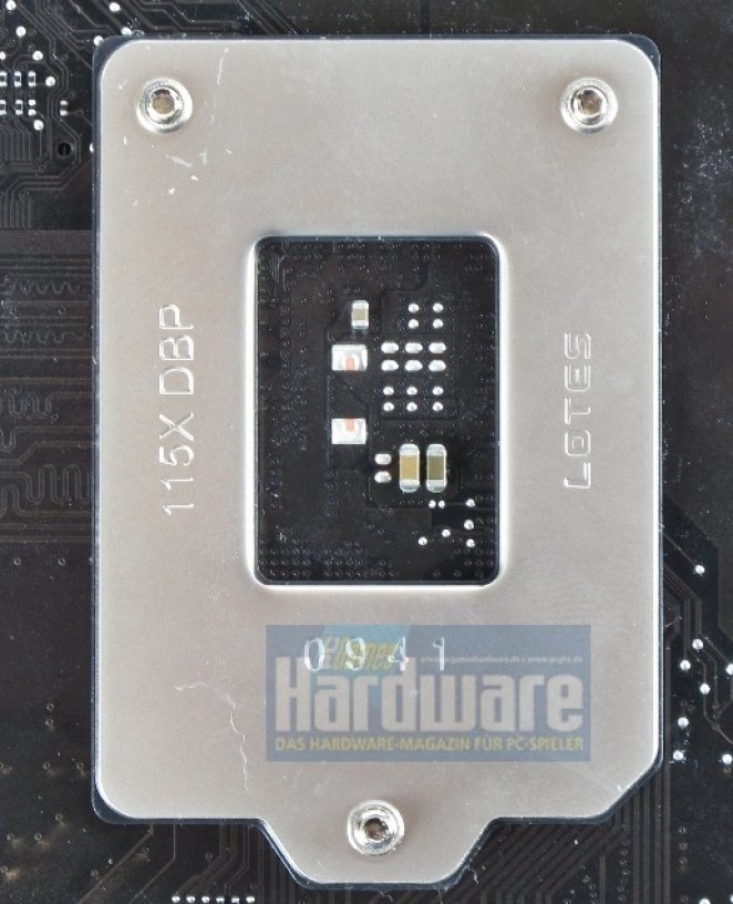 Zum Vergleich - MSI Big Bang Trinergy: Sockel-Backplate von LOTES