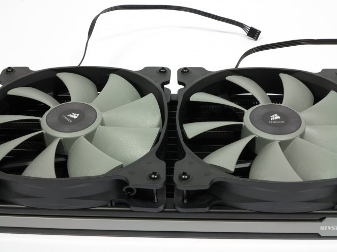 Corsair H110i GT: Bei der Montage im Gehäuse ist der 5 mm Abstand zwischen den Lüftern zu beachten.