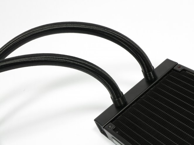 Corsair H110i GT: Die ummantelten Schläuche sind eine nette Optik-Variation und trotz ihrer Dicke ausreichend flexibel für die Montage im Gehäuse. Eine lose Platzierung der Pumpe direkt neben dem Radiator für Fotos oder gemeinsame Lautheitsmessungen verhindern sie aber, wie bei vielen Kompaktwasserkühlungen, wirkungsvoll ;-)