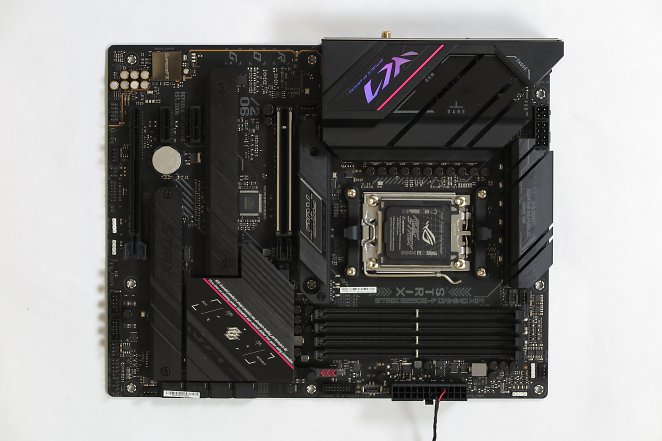 Oberklasse: Asus' B650E-Topmodell leistet sich keine qualitativen Schwächen, X670E und X870E bieten nur quantitativ mehr - für die, die es brauchen.