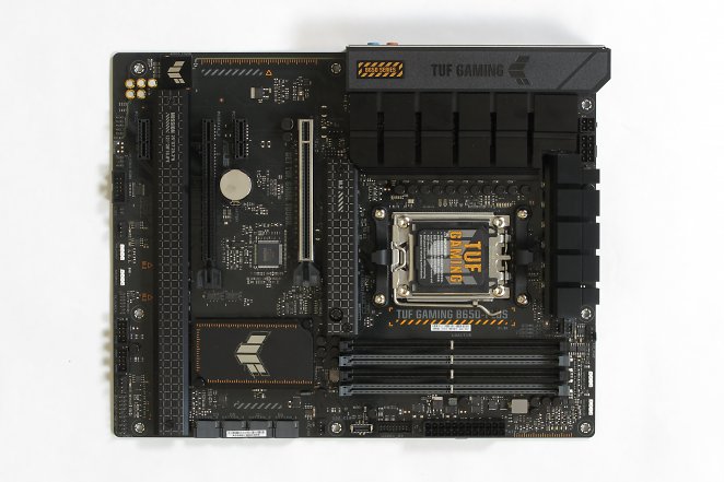 Mittelklasse: Asus' Onboard-Ausstattung dürfte den meisten bis zum Ende der AM5-Ära reichen.