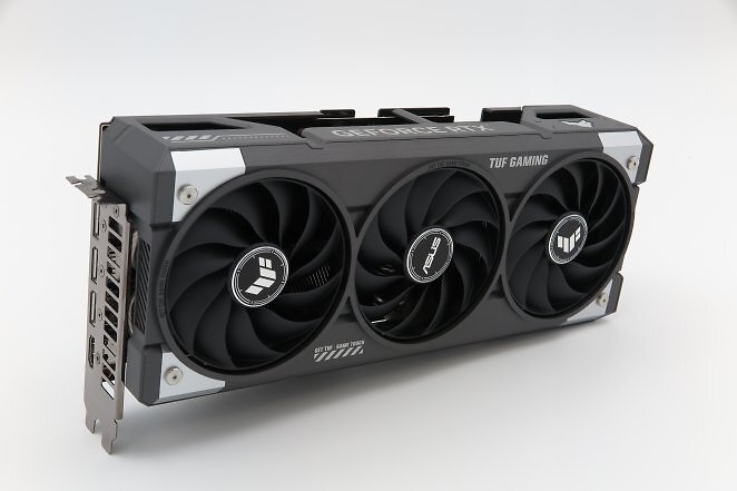 Mit dem nötigen Kleingeld gibt es ordentlich Kühlleistung: Asus TUF Gaming RTX 5060 Ti OC 16GB