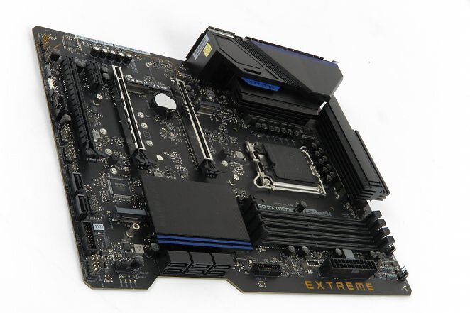 8+16 Kerne und 5.0-GPU, ohne neuen DDR5-RAM kaufen zu müssen: Im Sockel 1700 kann man, unter Leistungsverlust, DDR4 weiternutzen.