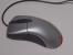 FORMSCHÖN: Die IntelliMouse Explorer liegt sehr gut in der Hand, ist allerdings für Linkshänder nicht geeignet.
