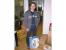 Chefredakteur Thilo Bayer bewacht einen DVD-Player.