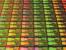 Miniwelt: Kerne eines Athlon XP auf einem Silizium-Wafer. Ungeschnitten, wie hier zu sehen, laufen die Wafer in Dresden vom Band. (Quelle: AMD)