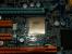 Zwischen den Grafikslots sitzt der IDT-Chip für zusätzliche PCI-E-Lanes. (Bild: PCGH)