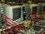 Vollbestückung: Vier Speichermodule, zwei Grafikkarten und alle sechs SATA-Ports im Einsatz. Der Monitor im Hintergrund zeigt, dass die Platine den aktuellen <strong>BIOS-Test</strong> bestanden hat. (Bild: PCGH)
