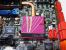 Am unteren Ende der Heatpipe findet sich der Southbridgekühler mit seiner pinken Abdeckung. (Bild: Chiphell.com)