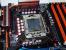 Rund um den Sockel gruppieren sich 16 Phasen für die Versorgung der CPU und 2 weitere, ungekühlte für den integrierten Speichercontroller und QPI-Interface, hier unten links im Bild. (Bild: Chiphell.com)