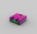Fertiger Transistor (Maßstab: Transistorformat, ~50-200nm): Eine Isolationsschicht (magenta) wurde aufgebracht und drei Löcher hineingeätzt. Diese werden später mit Kupfer gefüllt und stellen die Verbindung zu anderen Transistoren her.