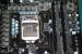 Rund um den LGA 1156 finden sich neben den von Intel spezifizierten Montagelöchern auch noch ein zweiter Satz, der die vom LGA 775 bekannten Abstände aufweist.