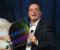 Intel-CEO Paul Otellini mit 22nm-Test-Wafer (1)