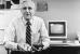 Doug Engelbart mit seiner Schöpfung, der ersten Computermaus, und einem neueren Modell
