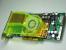 In keinem Kuriositäten-Kabinett darf die Geforce FX 5800 Ultra mit ihrem DHE-Kühler fehlen. Ironischerweise beward Nvidia den NV30 noch mit einer "Cool Running"-Technik, die aber nur im 2D -Betrieb- und auch dort nicht durchgehen - wirksam war. Sobald Last auf den Chip kam, röhrte der winzige Radiallüfter mit voller Geschwindigkeit los und produzierte knapp 10 Sone. Auf die Idee, eine Zwischenstufe mit etwa 7 oder 5 Volt einzubauen, sind die schlauen Köpfe aus Santa Clara wohl nicht gekommen
