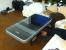 Mit etwas Spucker und handweklichem Geschick kann man sich sein eigenes Iphone als Tisch nachbauen. 