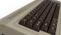 Im Bild sehen Sie den C64 - ein super Ding (abzüglich der miesen Bandspeicher). Den großen Bruder indes wollte keiner haben. Wer den C128 versenkte sein Geld in einem tiefen, schwarzen Loch, denn Amiga rückte schon auf den Markt und davon ab war der Mehrwert eine Lachnummer für den Aufpreis.