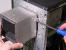 Meilensteine: Netzteil-Schalldämmung anno 2004: Die MR Box NT/80wird mit zwei Winkeln hinten an das PC-Gehäuse geschraubt. Die Abluft wird dann durch die Box geführt.