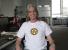 Frank Stöwer präsentiert stolz sein neues T-Shirt, aber ...