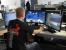 Unser Praktikant Oliver recherchiert im Rahmen eines Multi-Monitoring-Specials an drei LCDs gleichzeitig.