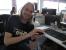 Touch the future: Frank spielt mit seiner neuen Touch-Maus von Microsoft. Einen Test gibt es in der kommenden Heft-Ausgabe.