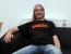 ... hat gleich sein neues T-Shirt mit Firmenlogo anprobiert. 