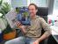 Da freut sich der Daniel, denn er kann endlich eines von zwei vor Verkaufsstart in die Redaktion geschickten Pad & Phone-Magazinen in der Hand halten und "sein Baby" schon mal Probe lesen. Wir gratulieren!