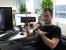 Was für ein feines Teil das doch ist, und auch noch so schnell, denkt 3Dfx-Guru Raff sich und posiert stolz mit einer HD 7970. Beim Gedanken an den Benchmark-Marathon für der Praxisartikel stehen Ihm aber jetzt schon die Haare zu Berge - zugegeben, das war jetzt ein Kalauer! 