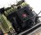 Die Platzierung der Pumpe auf dem CPU-Kühler führt zu einer ungewöhnlichen Anschlussposition. Der Kühlkörper schützt die empfindliche Pumpenelektronik vor Überhitzung.