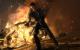 Die Rauchsdarstellung war einst ein Aushängeschild, heute ist sie veraltet. Das Feuer lodert zwar brav, die Ausleuchtung der Umgebung hingegen hält sich in Grenzen - gerade die Figur steht viel zu sehr im Schatten