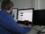 Stephan ist konzentriert bei der Arbeit. Auf leisen Sohlen hat sich der Fotograf hinter ihm langgeschlichen, um ihn auch nicht bei der aktiven Betreuung des Forums nicht zu stören. Er sorgt für Zucht und Ordnung!