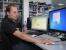 Marco sitzt dabei entspannt vor seiner Testtabelle und arbeitet am Vergleich der neuen Monitore. Die LCDs mit einer WOHD-Auflösung, in Zahlen ausgedrückt 2560 x 1440 Pixel, bieten auf 27-Zoll-verteilt eine Pixeldichte von 108,79 PPI. Bei Full-HD entspräche die Dichte auf derselben Fläche lediglich 81,59 Pixel.