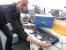 Da staunt unser Spieleonkel und Fachmann für Eingabegeräte nicht schlecht. So ein Keyboard, das eher an Captain Kirks Kommandozentrale auf der Enterprise oder ein Requisit aus diversen Star Wars-Filmen erinnert, ist die gerade erst im Testlabor eingetroffene Mad Catz S.T.R.I.K.E 7. Das Teil sieht aber auch futuristisch aus. 
