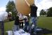 Dabei sind allerdings wieder viele Hände nötig. Schließlich darf der Ballon ja noch nicht steigen!