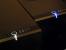 Die PCGH-Edition (links) verfügt über weiße anstatt blaue LEDs.