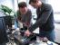 Experten unter sich. Beim Einbau der winzigen Mini-ITX-Platine in den für dieses Vorhaben schon fast überdimensionierten Testaufbau bekommt der (Bench) Marc tatkräftige Hilfe des Kollegen Möllendort. Wer allerdings glaubt, Herr Sauter holt sich beim Mini-PC Experten Daniel Rat für ein privates Projekt, der irrt. Bei Marc zuhause muss die Technik immer groß ausfallen, da ist für Kleinigkeiten kein Platz. 