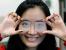 Mengyuan Li mit einem im von ihr entwickelten Verfahren hergestellten PVDF Muster (links, glatt) und einer herkömmlichen Folie (rechts, rau)